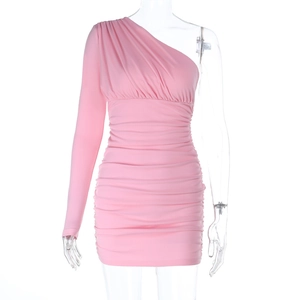 Détail d'une robe mini rose à une épaule, design froncé avec manche longue et moulante