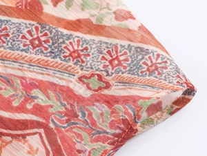 Vista macro del tessuto con stampa paisley che mostra la trama leggera e le cuciture