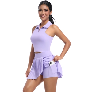 Ensemble de sport lavande avec débardeur polo et jupe plissée avec poche téléphone