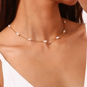 Collier minimaliste en acier plaqué or 18K avec perles baroques porté par un mannequin