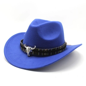 Détail d'un chapeau de cowboy bleu roi en feutre avec ruban ethnique et tête de mort argentée