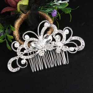 Détail d'un peigne à cheveux papillon argenté avec strass et perles blanches