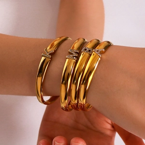 Bracciale Rigido In Acciaio Inossidabile Placcato Oro Lettera Iniziale Zirconi Largo Gioielli Di Moda Per Donna