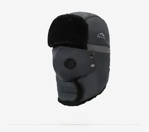 Détail du chapeau de trappeur d'hiver avec masque amovible, valve et doublure en fausse fourrure