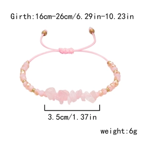 Detail eines handgewebten Armbands mit rosa Kristallsteinen und verstellbarer Kordel
