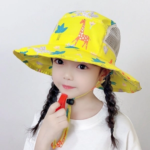 Dettaglio del cappello da sole per bambini giallo con stampa giraffa e rete traspirante