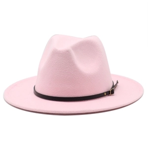 Dettaglio del cappello fedora in lana rosa con cinturino in pelle nera e fibbia in metallo