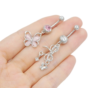 Détails de piercings de nombril en acier inoxydable avec pendentifs papillon rose en main