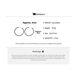 Vue détaillée des boucles d'oreilles créoles de 6cm en cuir noir et aiguilles en argent