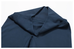 Détails du short de yoga bleu marine à taille haute avec coutures doubles et fini mat