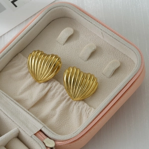 Textured 18k gold heart earrings with ribbed design in a pink jewelry display box
