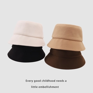 Chapeaux bob en tricot pour enfants en quatre couleurs neutres avec un bord large