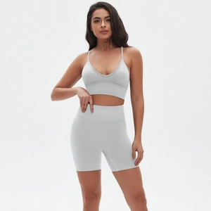 Detail eines hellgrauen, nahtlosen High-Waist Biker-Shorts und Sport-BH-Sets