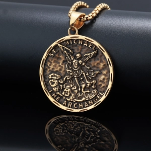 Vue macro du relief de l'Archange Saint Michel sur un pendentif rond doré style rétro