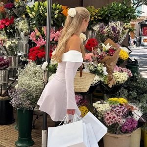 Détail d'une robe à manches longues et épaules dénudées style bloc de couleurs