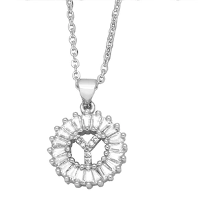 Détail du pendentif lettre Y en argent avec zircons et sertissage en halo brillant
