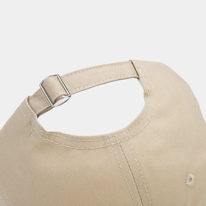 Détail de casquette de baseball en coton beige avec boucle et doubles coutures
