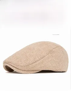 Gros plan sur la casquette beige montrant la texture détaillée du tissu tissé en lin