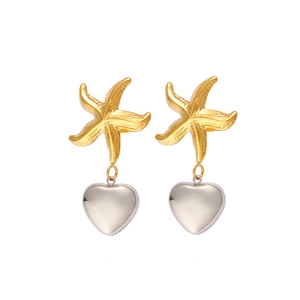 Starfish and heart drop earrings in 18K gold plated titanium with two-tone metallic finish