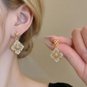 Boucles d'oreilles fleur plaquées or vintage avec zircons et nacre élégante