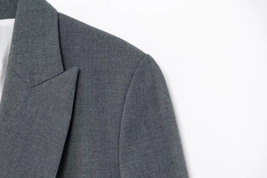Détail de l'épaule rembourrée et du revers d'un blazer de costume gris foncé