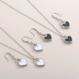 Parure de bijoux 3 pièces en acier inoxydable avec pendentifs cœurs noirs et blancs
