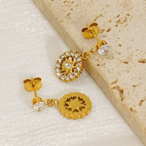 Détails de boucles d'oreilles en acier doré avec motif étoile et zircons brillants