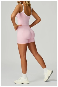 Vue arrière d'un ensemble de yoga rose sans couture avec brassière ajourée et short sculptant