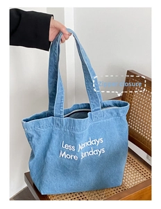 Détail du sac cabas en denim bleu avec broderie et fermeture éclair pour le quotidien