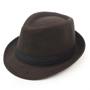 Gros plan d'un chapeau fedora classique en laine marron avec ruban en satin noir