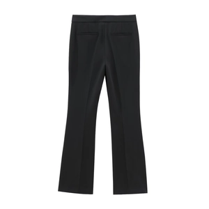 Vue détaillée du dos d'un pantalon évasé noir montrant les poches passepoilées