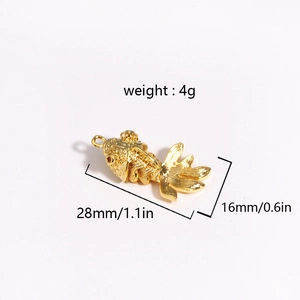 Vue macro du pendentif carpe koï doré avec dimensions de 28 mm et poids de 4 g