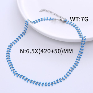 Collana a lisca di pesce blu con base in metallo argento e finitura in smalto su vassoio