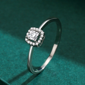 Elegant S925 sterling silver ring featuring a 1-carat square princess cut diamond halo