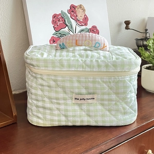 Vue détaillée de la trousse à maquillage en coton matelassé avec motif à carreaux