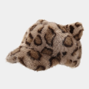Dettaglio del cappello da baseball leopardato in peluche con finta pelliccia per l'inverno