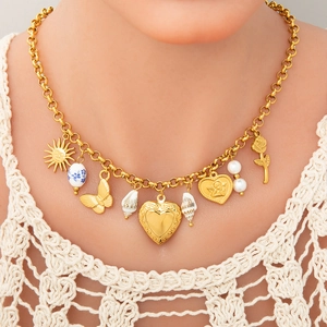 Collier doré multi-pendentifs avec papillon, cœur et perles sur chaîne à gros maillons