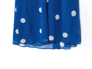 Détail de l'ourlet de la robe midi bleue à pois blancs et mousseline à double couche fine
