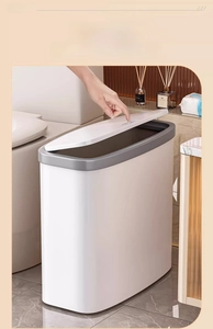Détail d'une poubelle étroite blanche avec couvercle à pression pour salle de bain