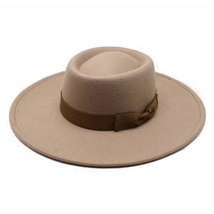 Détail d'un chapeau en feutre de laine beige avec ruban gros-grain marron foncé