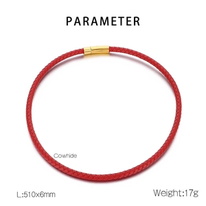 Vue détaillée du collier en cuir tressé rouge avec fermoir magnétique doré de 510x6mm