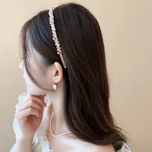 Détail d'un serre-tête floral en cristal avec collier et boucles d'oreilles en perles