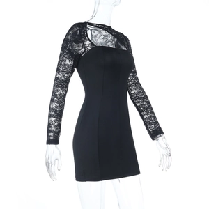 Détails de dentelle noire et décolleté ajouré sur cette robe moulante à manches longues