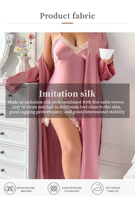 Vue détaillée du pyjama en soie d'imitation rose avec dentelle délicate et tissu doux