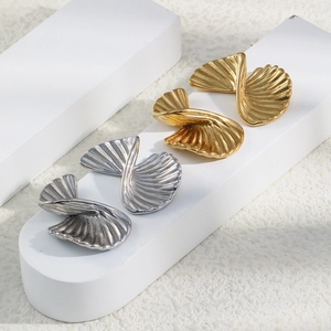 Minimalist twisted fan-shaped earrings in polished gold and silver stainless steel