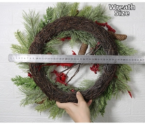 Detaillierte Messung eines 40cm Weihnachtskranzes mit roten Vögeln und Tannenzapfen