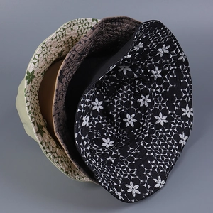 Vue détaillée de chapeaux de soleil pliables en coton à motifs floraux et carreaux pour l'été