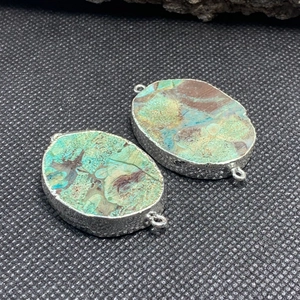Detalle de conectores ovales de ágata oceánica con anillas dobles para joyería artesanal