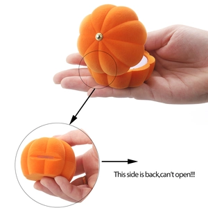 Orangefarbene Kürbis Schmuckschatulle aus Samt mit goldenem Verschluss und Scharnier-Ansicht