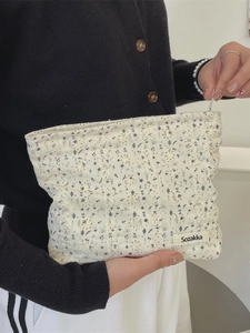 Floral canvas makeup bag for women, large capacity travel toiletry pouch with blue flowers